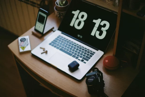 Laptop displaying a clock interface, symbolizing Swiss working hours