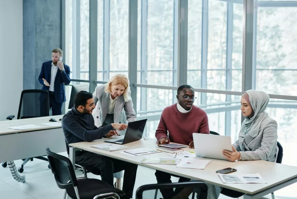 Les professionnels des ressources humaines qui analysent les tendances sur le lieu de travail, l'engagement des employés et les données relatives au recrutement