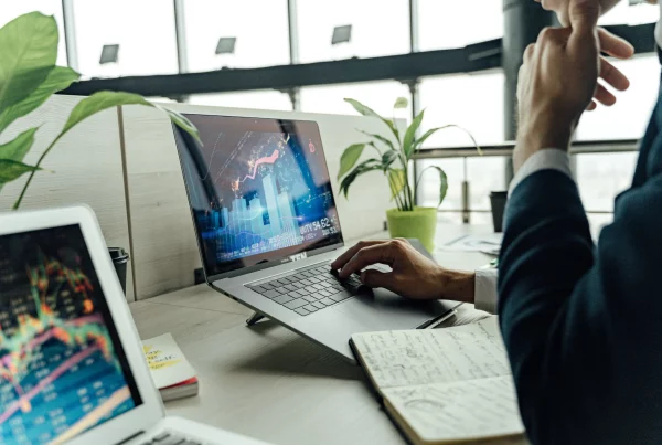 Un graphique présentant une comparaison entre un prestataire de services de paie international et un prestataire local, mettant en évidence la gestion de la paie au niveau multinational par rapport aux services de paie spécifiques à chaque pays.