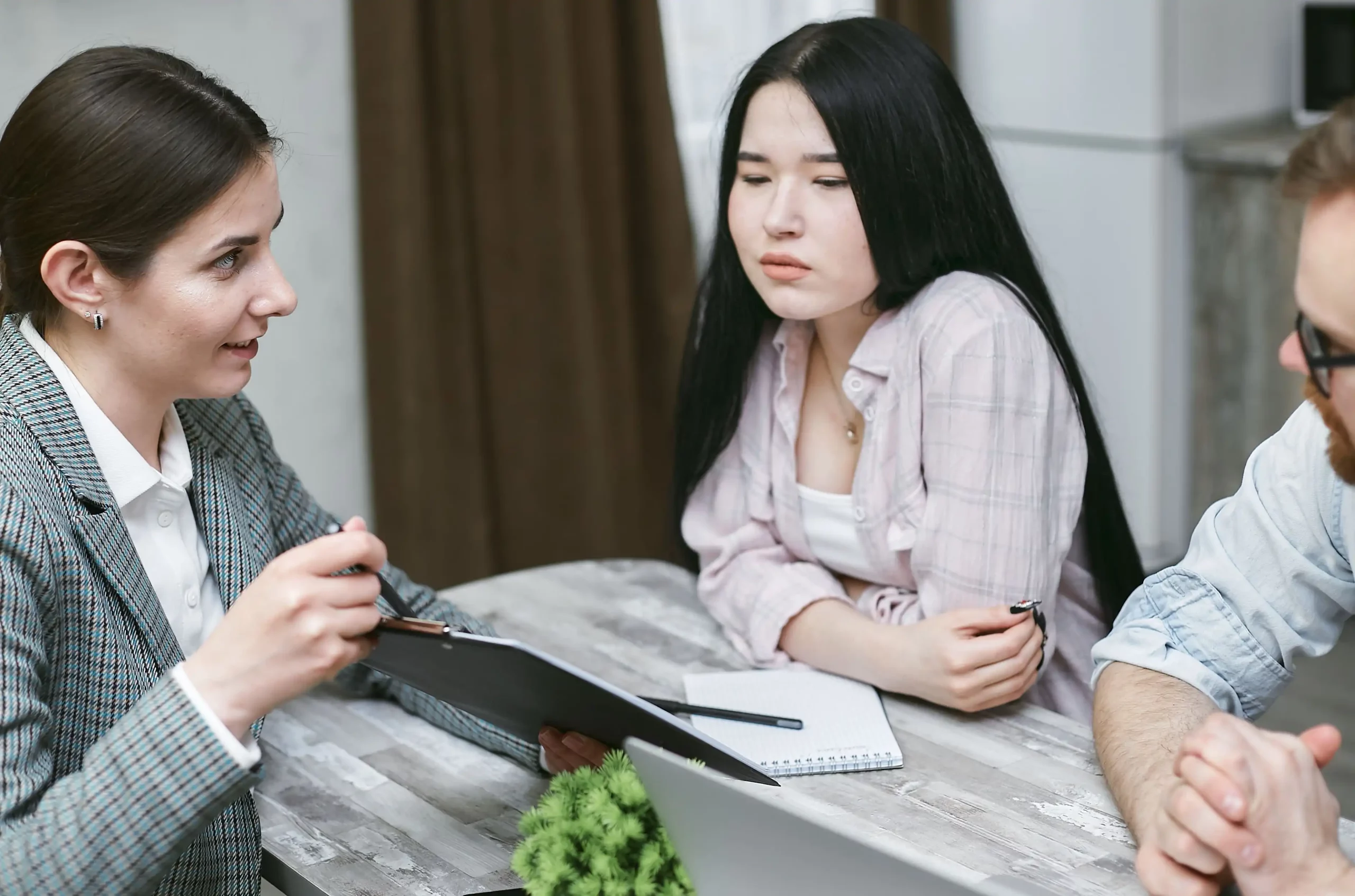 HR professional explaining mandatory employee benefits and insurance requirements in Switzerland to employees during a workplace meeting, highlighting social security, pension contributions, accident insurance, and employer-employee responsibilities.