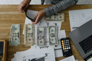 Une liasse de billets représentant le package salarial, la rémunération, le salaire et les avantages financiers d'un employé.