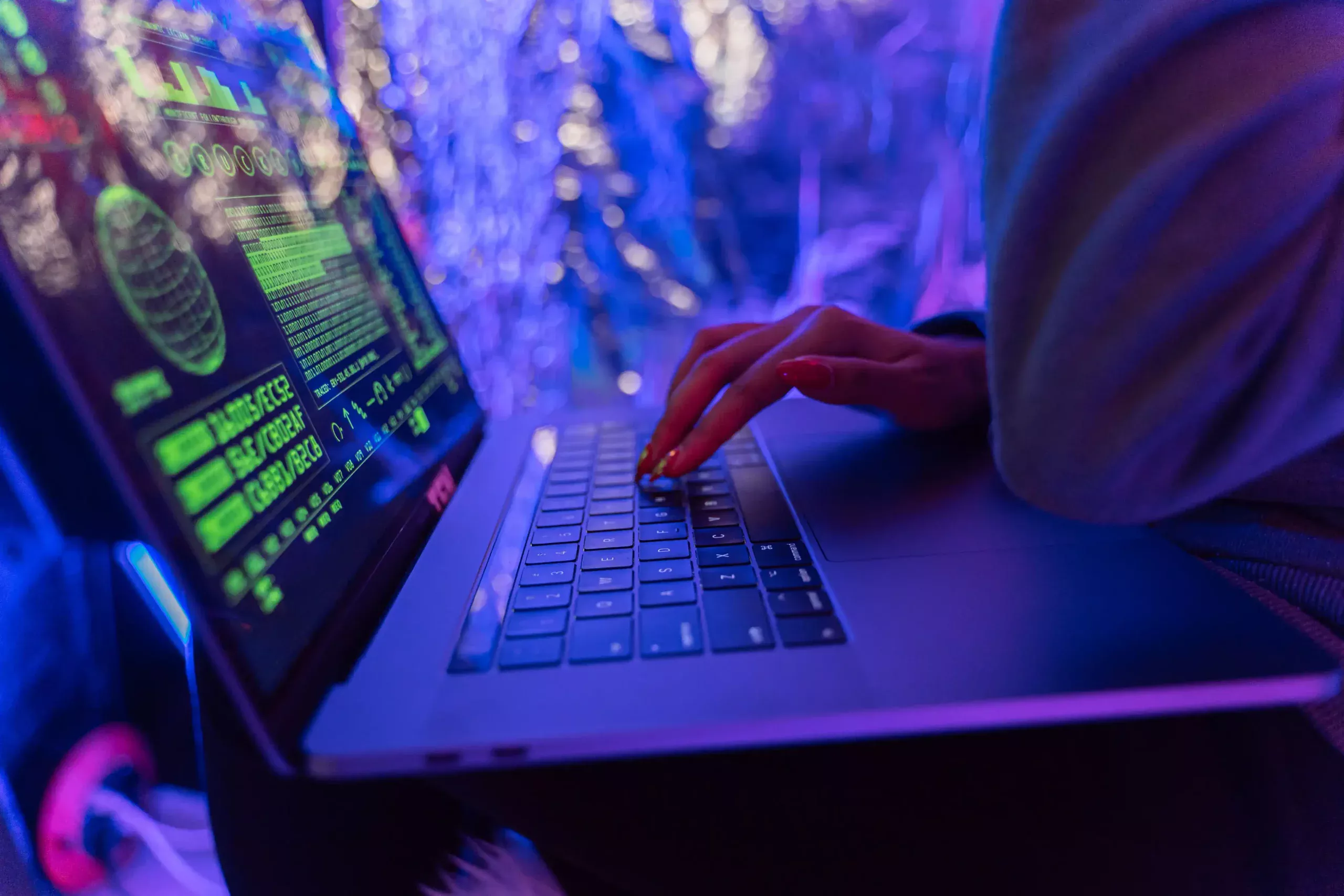 Ordinateur portable affichant un tableau de bord dédié à la cybersécurité des paies, comprenant des données salariales cryptées, des alertes de sécurité et des indicateurs de contrôle d'accès.