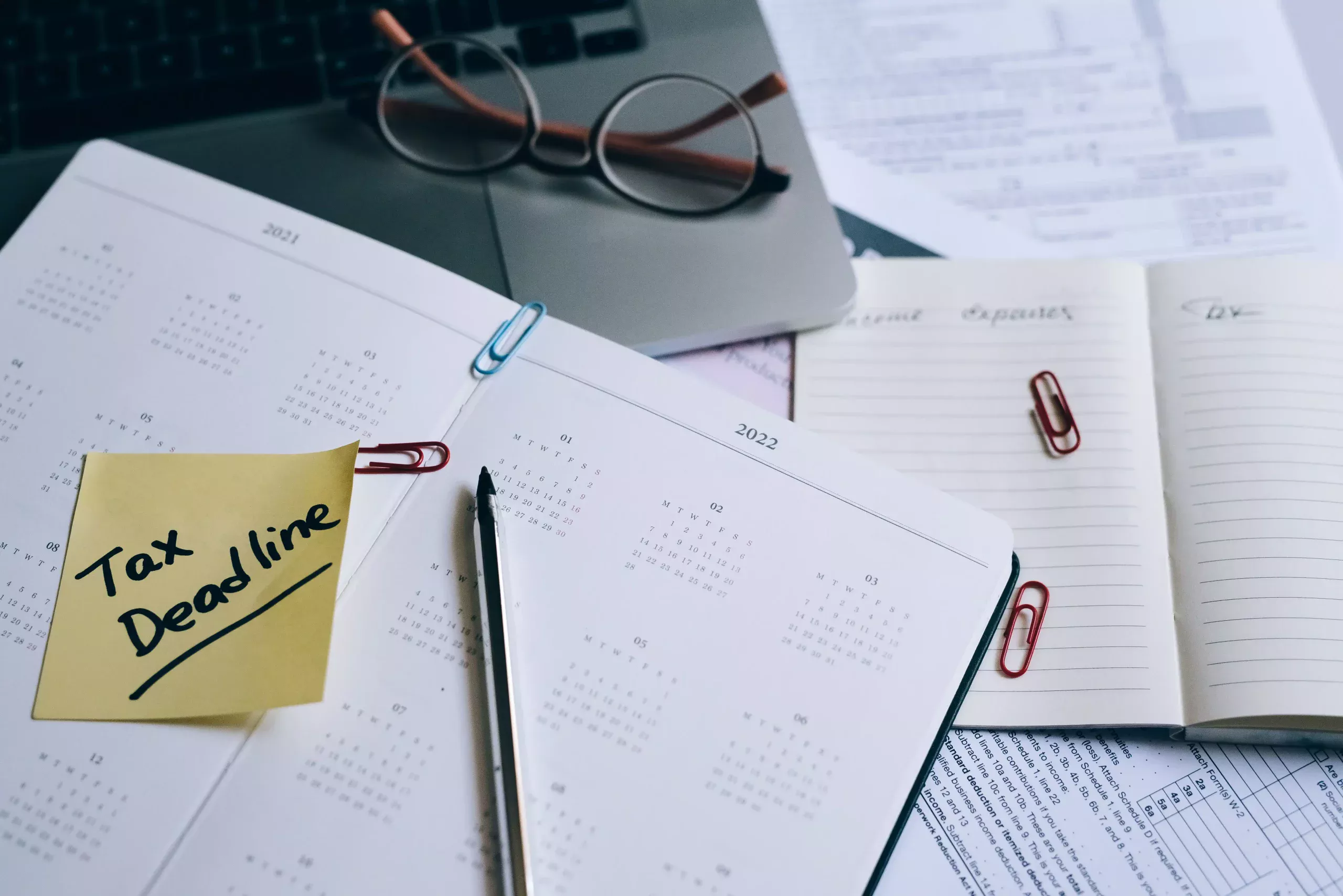 Formulaire suisse relatif à l'impôt sur les salaires, accompagné d'un calendrier des échéances de paie, présentant les obligations fiscales des employeurs, les calendriers de traitement des salaires et les exigences en matière de conformité de la paie en Suisse.