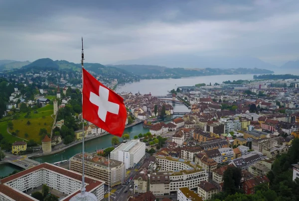 Carte de la Suisse présentant ses principales villes et ses 26 cantons, mettant en évidence les régions administratives du pays, sa diversité culturelle et ses principaux pôles urbains.