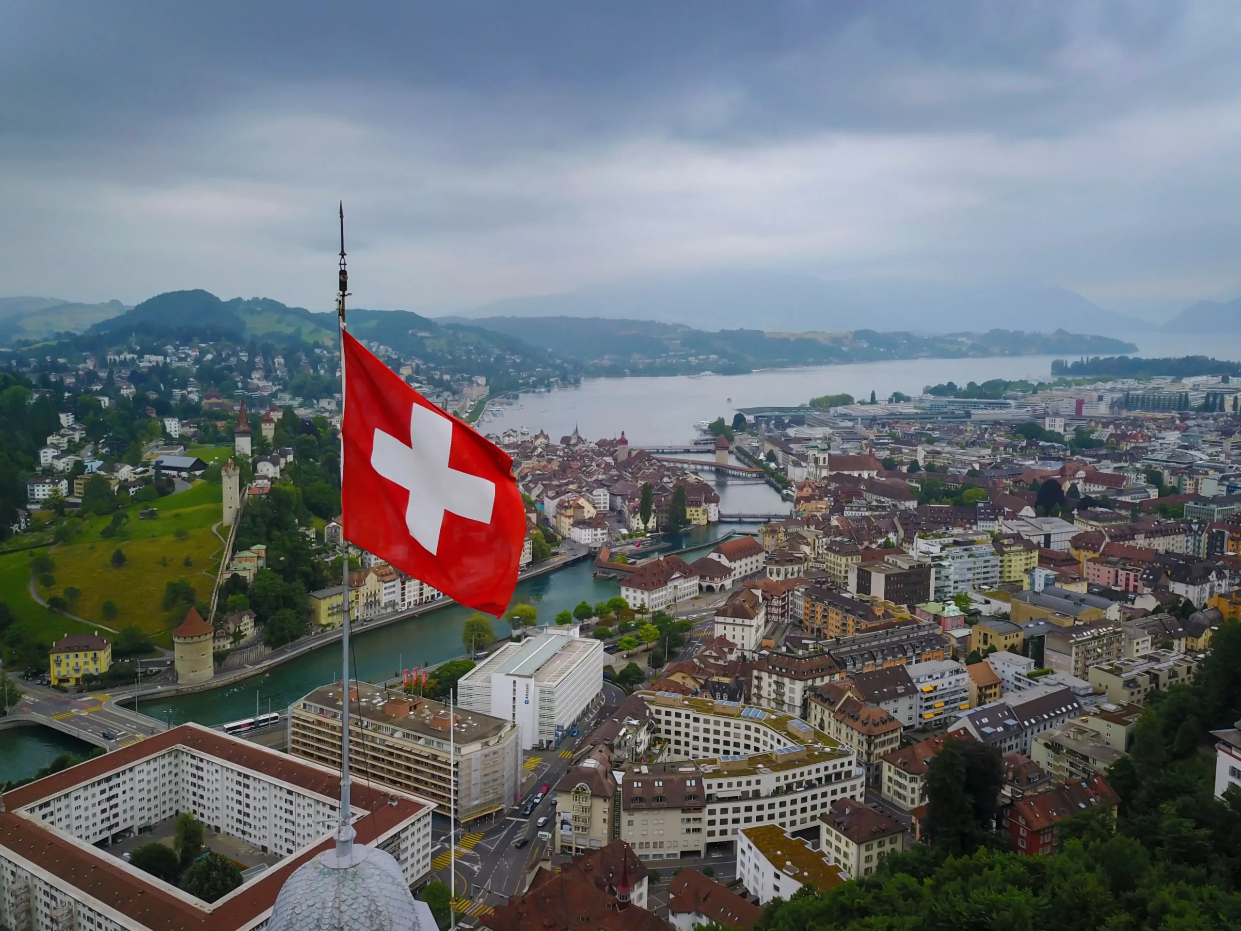 Map of Switzerland displaying its major cities and 26 cantons, highlighting the country's administrative regions, cultural diversity, and key urban centers.