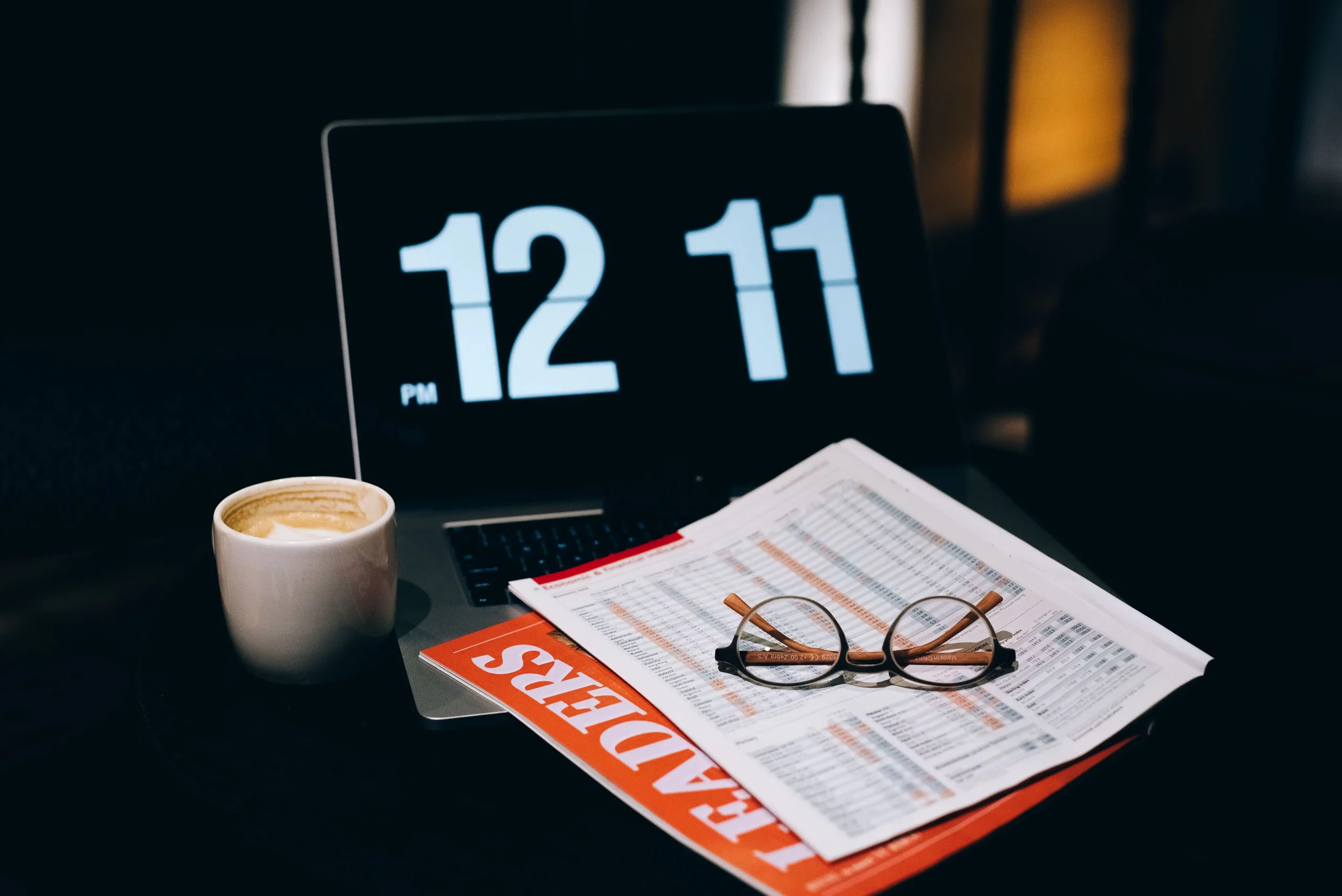 A laptop screen displaying the current time, symbolizing Switzerland’s 40-hour work week and the importance of structured working hours, productivity, and work-life balance.