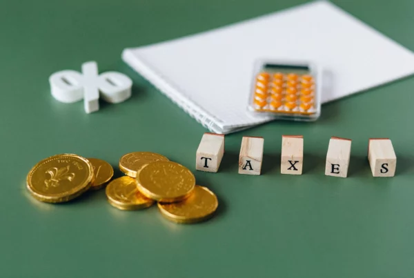 Calculator and notebook displaying a personal tax-planning concept for expats living and working in Switzerland.