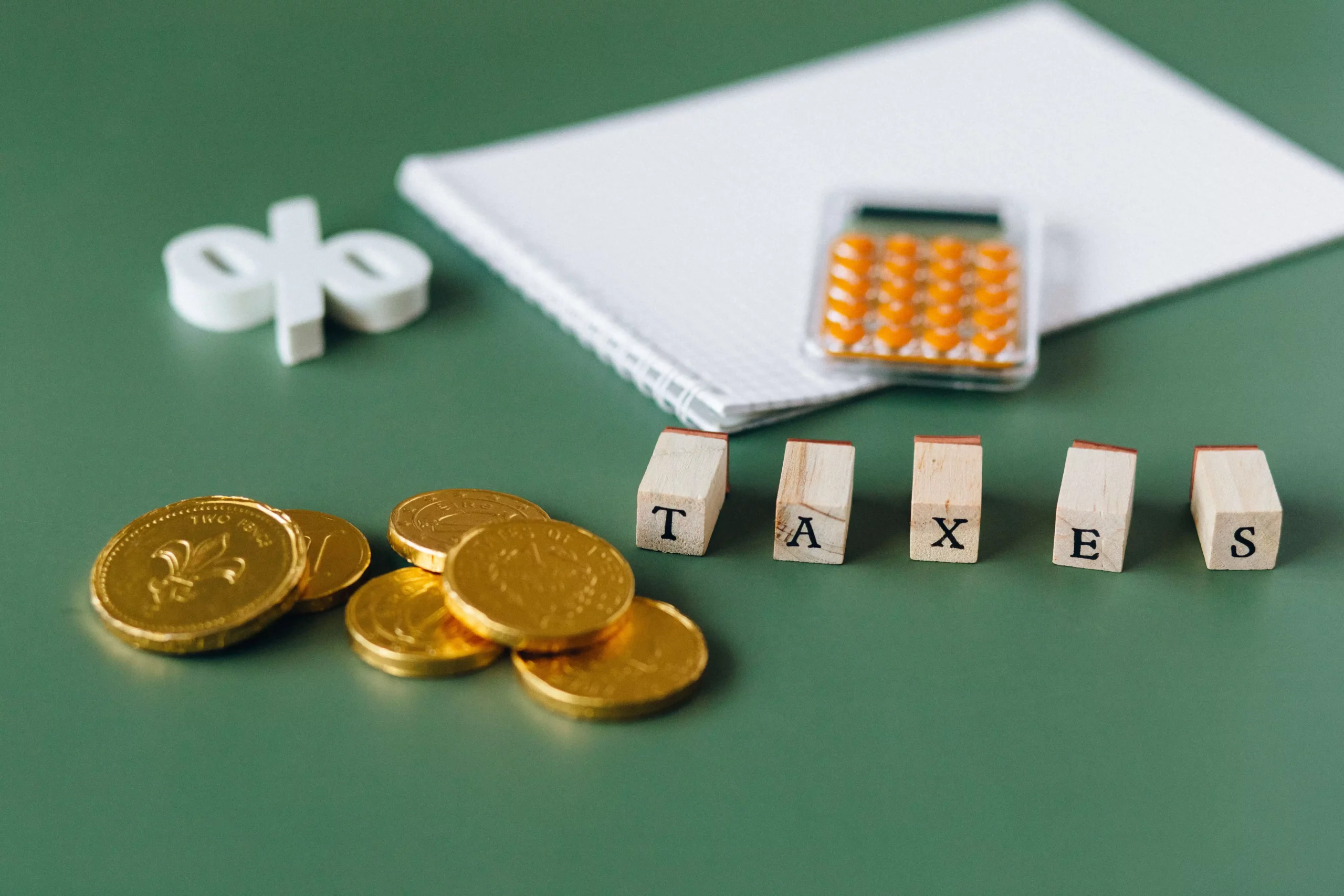 Calculator and notebook displaying a personal tax-planning concept for expats living and working in Switzerland.