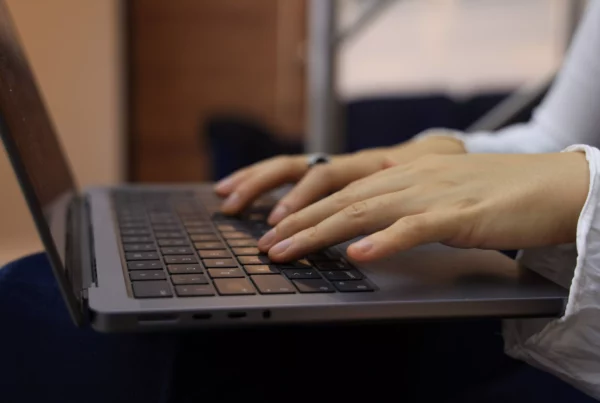 Une personne utilisant un ordinateur portable pour gérer un système tout-en-un de gestion des ressources humaines, de la paie et des présences.