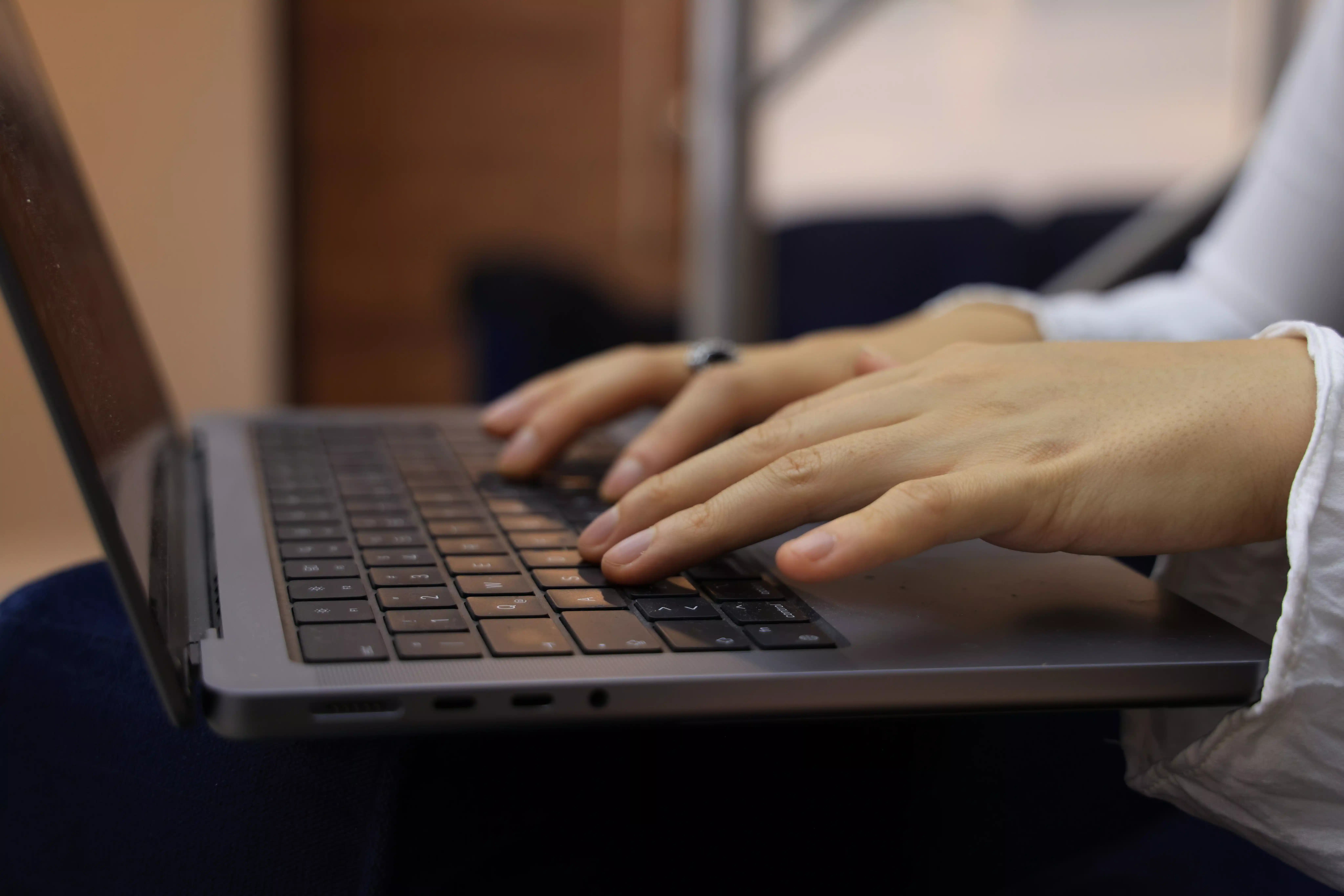 Une personne utilisant un ordinateur portable pour gérer un système tout-en-un de gestion des ressources humaines, de la paie et des présences.