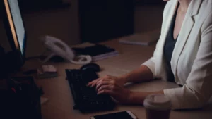 Un employé effectuant des heures supplémentaires à son bureau en Suisse