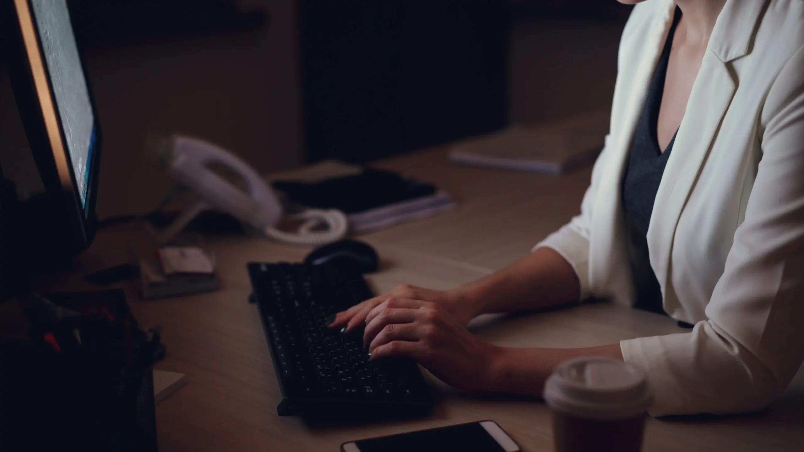 Un employé effectuant des heures supplémentaires à son bureau en Suisse